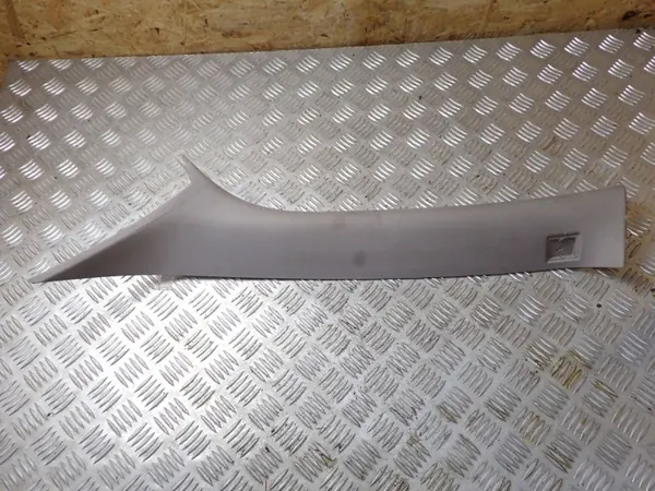 Volvo V70 Voor linker stijlafwerking OEM BTU411 image 2
