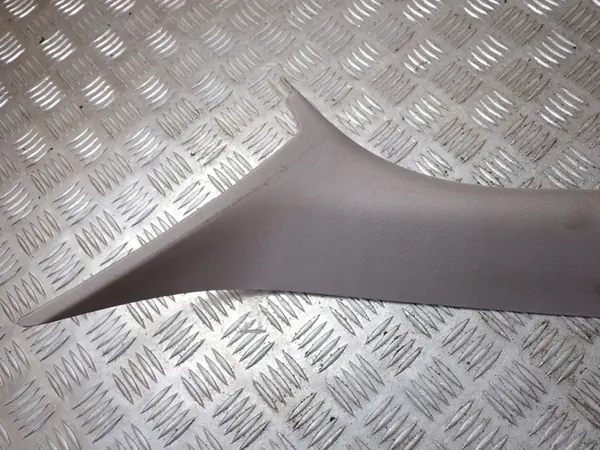 Volvo V70 Voor linker stijlafwerking OEM BTU411 image 3