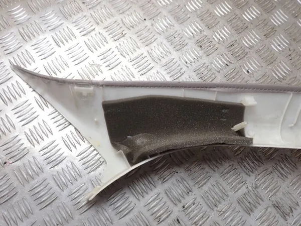 Volvo V70 Voor linker stijlafwerking OEM BTU411 image 5