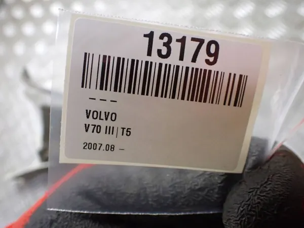 Volvo V70 Voor linker stijlafwerking OEM BTU411 image 9