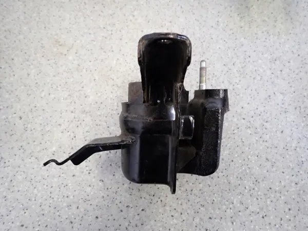 Toyota Moottorin Kiinnike OEM 82 Oikea Etu Yaris II image 3