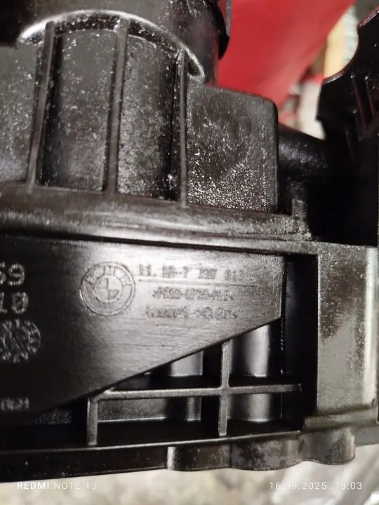 Tampa de Válvula BMW 1 2.0 D Usada OEM 7797613 image 2