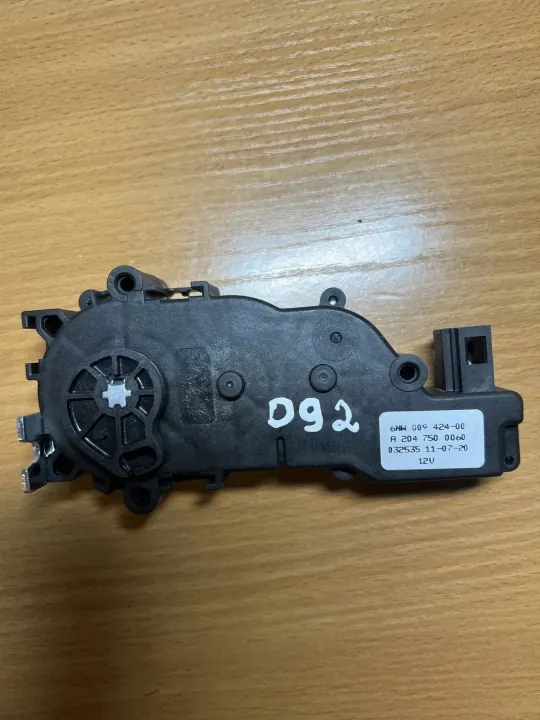 OEM D92 Tavaratilan sulkumekanismi Mercedes-Benz image 2