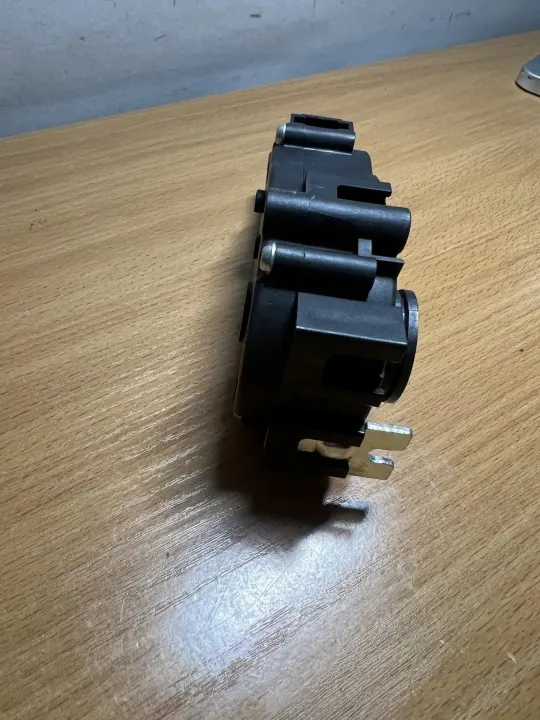 OEM D92 Tavaratilan sulkumekanismi Mercedes-Benz image 3