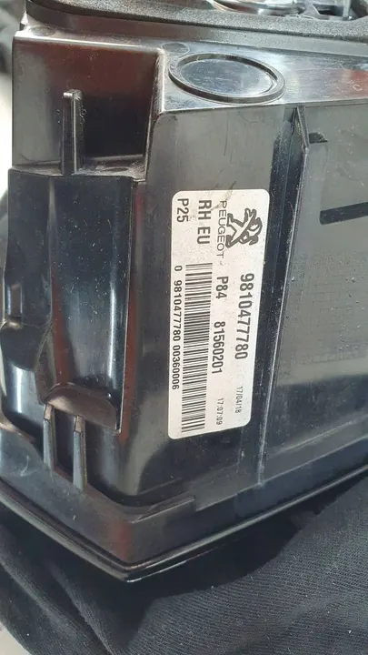 Luz trasera derecha Peugeot 3008 II image 10