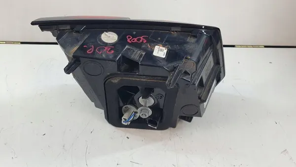 Luz trasera derecha Peugeot 3008 II image 7