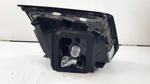 Luz trasera derecha Peugeot 3008 II image 8