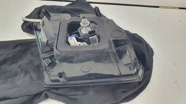 Luz trasera derecha Peugeot 3008 II image 9