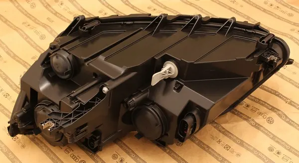 VW Sharan II 2010-2022 Farol Dianteiro Direito image 2