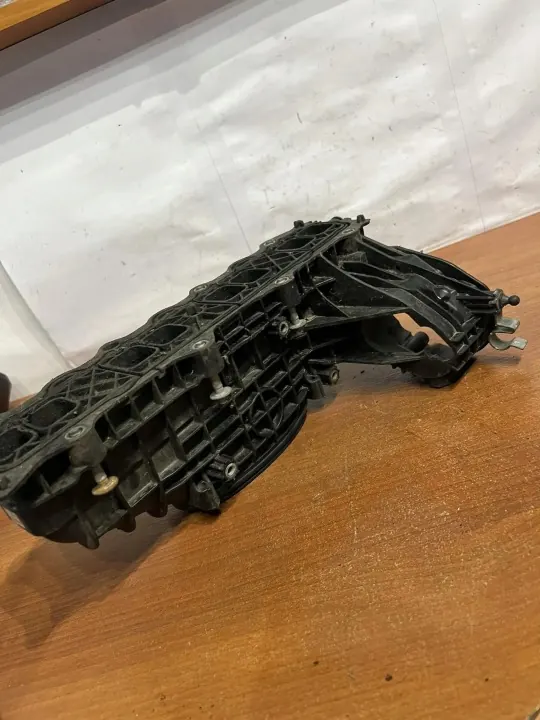 Käytetty imukansi OEM D4381 Mercedes-Benz Vianolle image 6