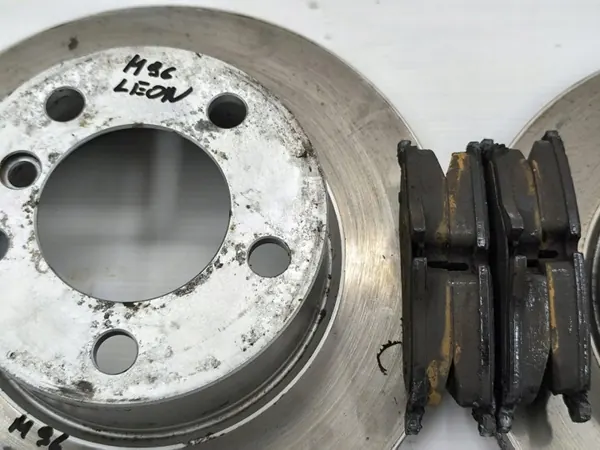 Discos e pastilhas dianteiros OEM TARCZE KLOCKI PRZÓD 22mm image 3