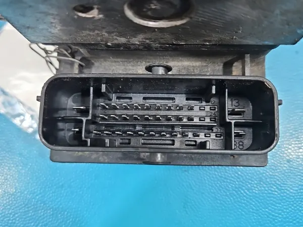 Pompe ABS d'occasion OEM 0265237040 pour Seat Ibiza IV image 6