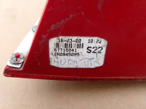 Luz trasera izquierda Audi TT 98-06 image 3