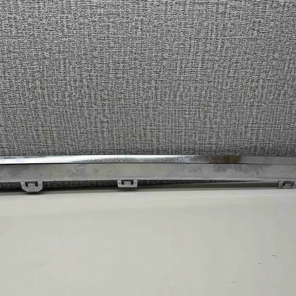 OEM 32227904 Moldurón central parachoques trasero Volvo XC60 image 3