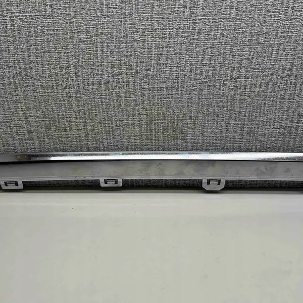 OEM 32227904 Moldurón central parachoques trasero Volvo XC60 image 5