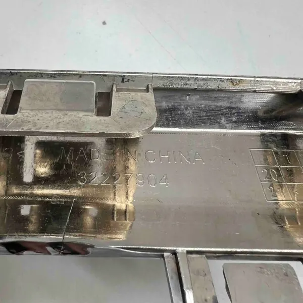 OEM 32227904 Moldurón central parachoques trasero Volvo XC60 image 9