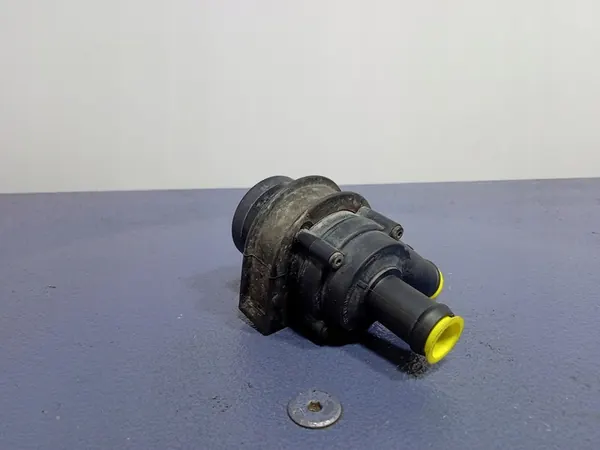 VOLVO V40 II 2.0 D2 Vattenpump 31320347 image 2