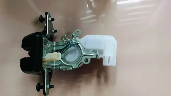 Bagagelås Jeep Cherokee KL 2014-23 OEM 68110603AC image 2