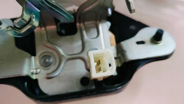 Bagagelås Jeep Cherokee KL 2014-23 OEM 68110603AC image 4