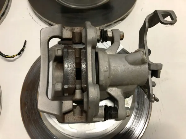 Jeu Disques Plaquettes Étriers OEM 6866297 6799383 Avant Arrière image 8