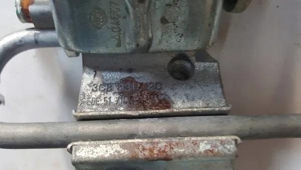 Charnière de porte VW CC avant droite OE VAG image 3