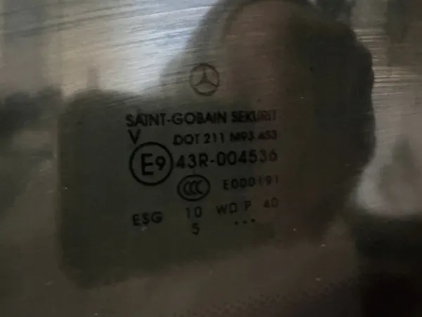 Mercedes V-Klasse 447 achterklepglas met chromen strip image 4