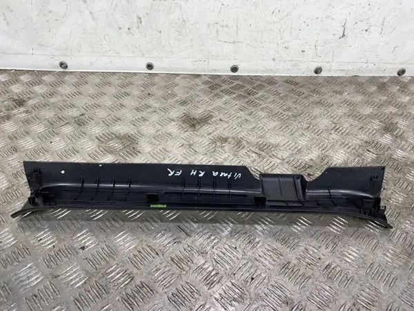 Cubre umbral puerta delantera Suzuki Vitara OEM FBZ17728 image 4