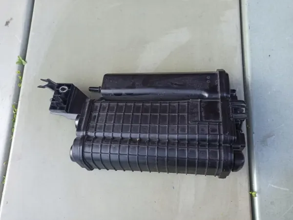 Filtre à charbon OEM 8S0201801A pour Audi TT/TTS/RS image 3