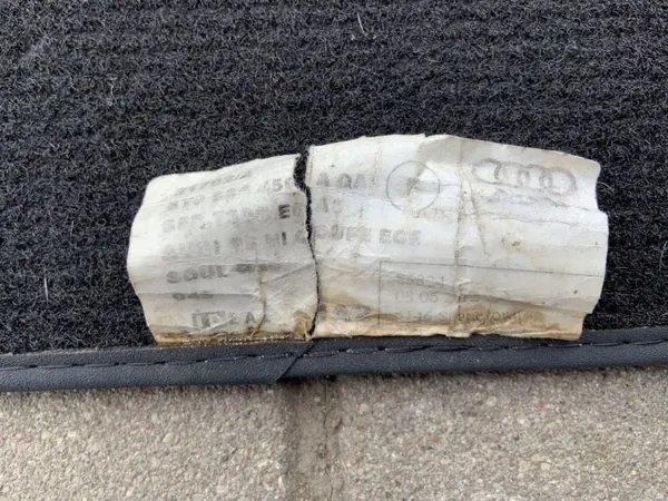 Tapete Audi A5 OEM 8T0864450A - Usado image 3