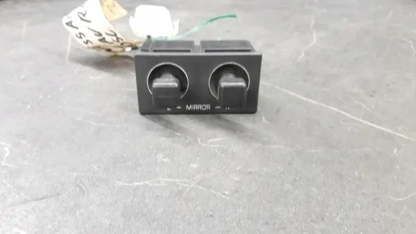 Commutateur de rétroviseur Nissan Laurel C31 OEM 85R image 2