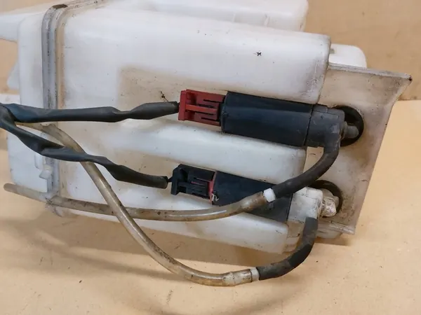 Ruitensproei reservoir voor twee pompen Toyota Corolla E12 DGK1068 image 4