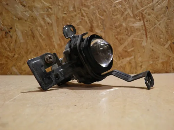 Kia Stonic 2017 Halogenlins Fram Vänster OEM 82201-H8400 image 2