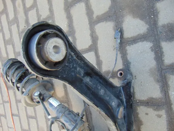 Mangueta delantera izquierda OEM 8V51-18K001-BH Ford Fiesta image 7