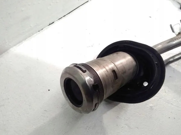Ford Kraftstoff-Einfüllstutzen OEM AV619032AH - Gebraucht image 3