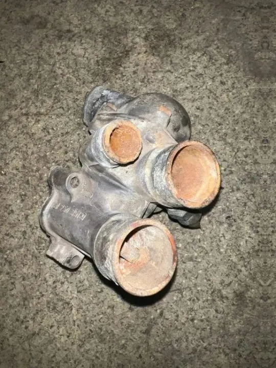 Termostaatin kotelo OEM 1250351 BMW 7 E32 3.5L image 2