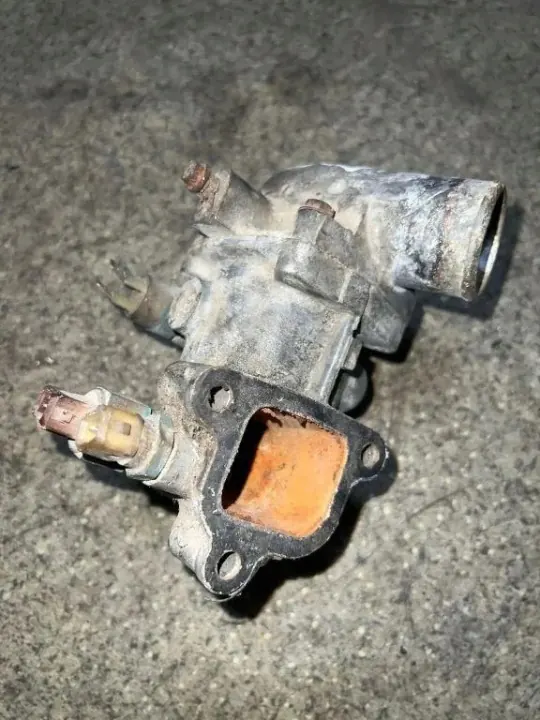 Termostaatin kotelo OEM 1250351 BMW 7 E32 3.5L image 3