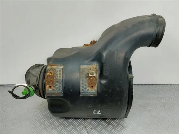 Volvo Luftfiltergehäuse OEM 3979505 - Gebraucht image 2