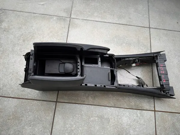 Mercedes W204 middenconsole armsteun OEM A2046806050 image 3