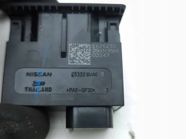 Nissan Juke II USB-aansluiting OEM 253316UA0B image 6