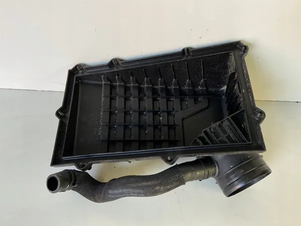 AUDI RS3 8Y Ilmansuodattimen Kotelo Yläosa 3Q0129620 image 2