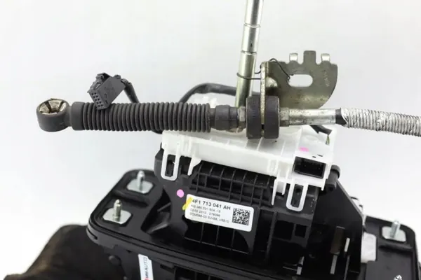 Käytetty Audi OE vaihdevipu OEM 4F1713041AH image 4