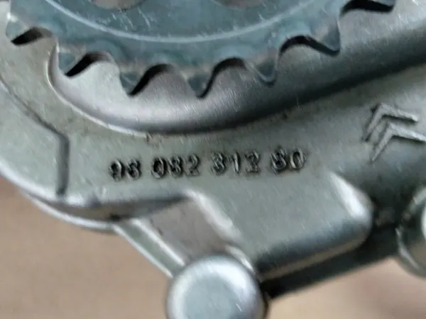 Bomba de óleo OEM 9808231280 para Citroen Peugeot 1.0 1.2 VTI image 5