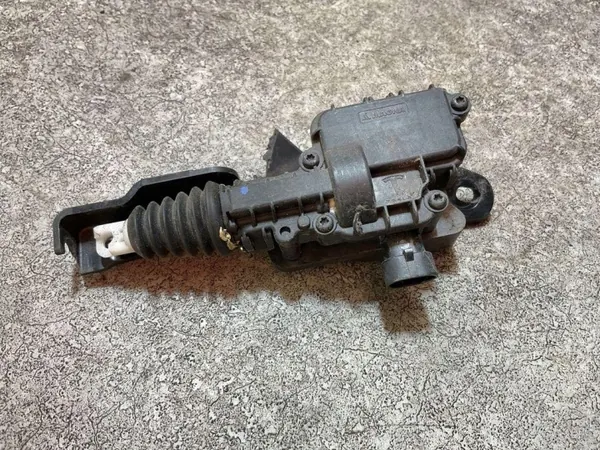 Fecho do Capô Tesla Model 3 OEM 164307100A - Usado image 3