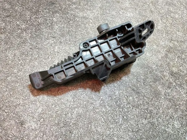 Fecho do Capô Tesla Model 3 OEM 164307100A - Usado image 5