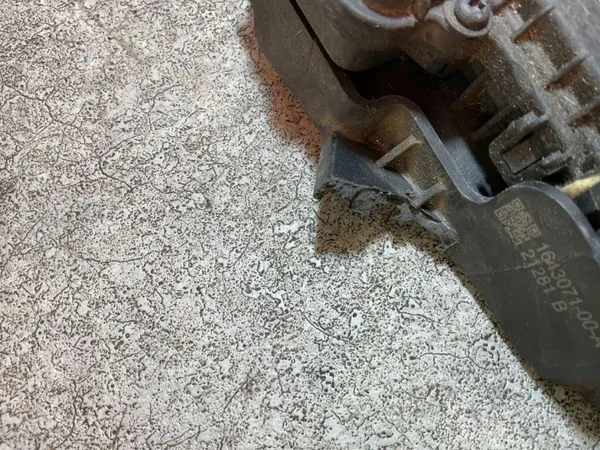 Fecho do Capô Tesla Model 3 OEM 164307100A - Usado image 6