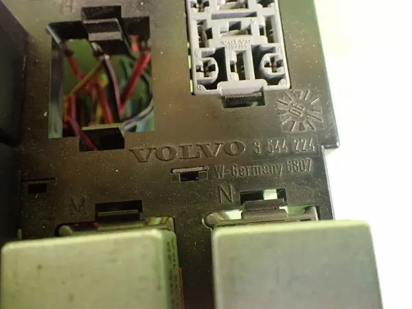 Volvo 940 zekeringkast OEM 3544224 - Gebruikte staat image 3