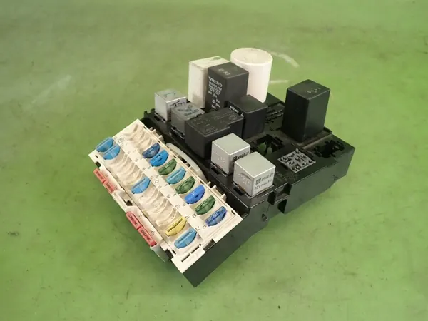 Volvo 940 zekeringkast OEM 3544224 - Gebruikte staat image 7