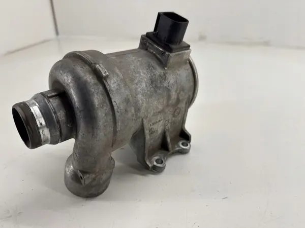 Pompe à eau OEM 32382249 - Pièce Volvo OE d'occasion image 3