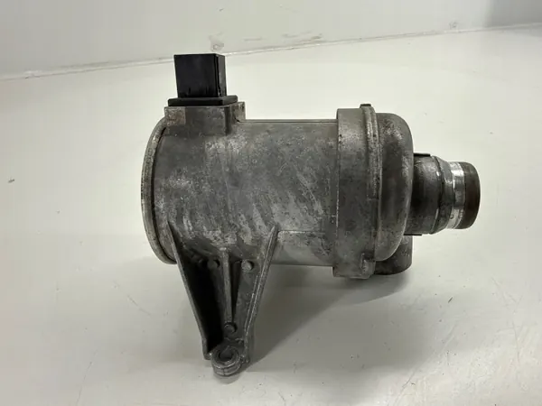 Pompe à eau OEM 32382249 - Pièce Volvo OE d'occasion image 4