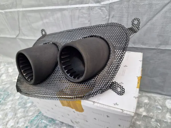 Ferrari GTC4 Lusso Uitlaatpunt OEM 000761929 Links Achter image 3
